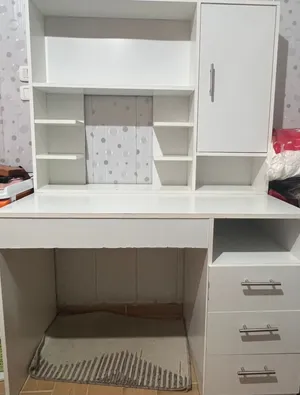 مكتب دراسة للبيع الطول: 120.5cm العرض: 60.2cm الارتفاع: 175.6cm