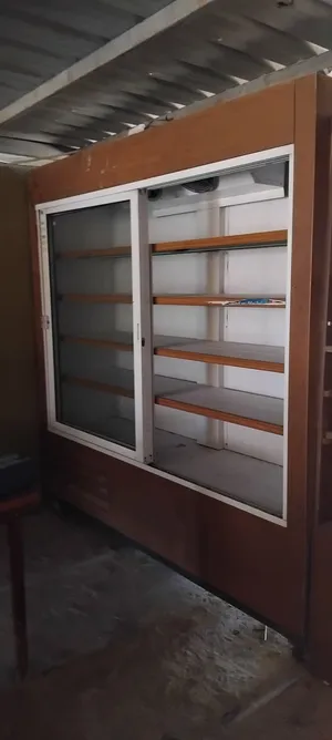 ثلاجة عرض تجارية بحالة جيدة، حجم كبير ومساحة تخزين واسعة مع رفوف متعددة وزجاج سحاب