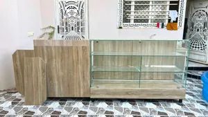 عارضة زجاجية + ميز + 2 باب صغيرة