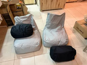 بين باغز وكراسي قش وطاولات