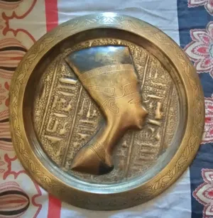 تحفة نادرة على شكل طبق نحاسي