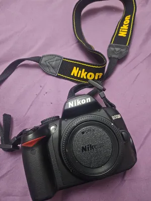 Nikon D3000 للبيع بداعي السفر