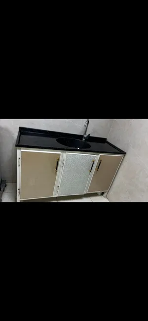 كاونتر مستخدم نظيف ثلاث قطع ارضي سنك وقطعتين وياه