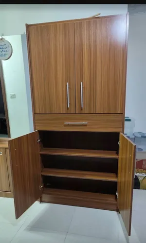 طاولة مطبخ و خزانة