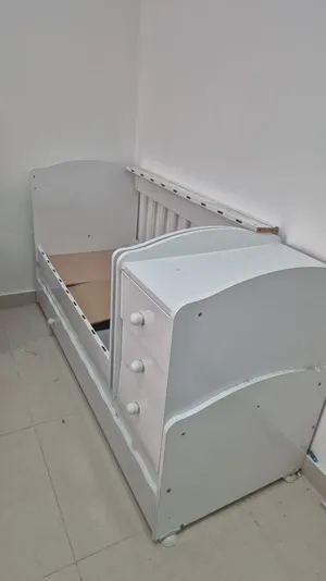 سرير أطفال متعدد الاستخدامات مع أدراج تخزين للبيع - 200 فقط! Convertible White Baby Crib