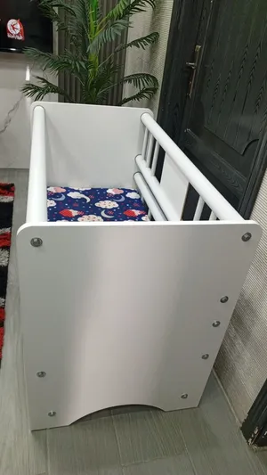 تخت بيبي وطقم طاولات للبيع