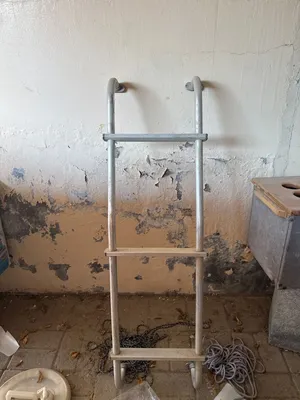 سلم سقف السيارات مستعمل بحالة جيدة ومناسبة سهل التركيب