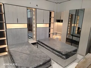 غرفة نوم مفرد 2سرير مقاس 100/200 1دولاب 4 درفه 1تسريحه بزاوية خزانه فوق السرر 1كمدونه تفصيل على وحسب