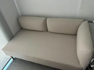 كنبه استعمال خفيف جدا مريحه تسع لثلاث وسبب البيع شراء كنبه جديده اشتر وحده واحصل ع الثانيه مجانا