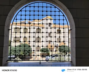 للبيع شبك حماية حديد للنوافذ – عدد 2  ممتاز وشكل انيق