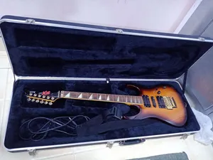 جيتار كهربائي من طراز Ibanez EX Series (سلسلة إيبانيز إي إكس) والذي يعود غالباً إلى أوائل الثمانينات