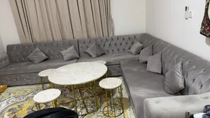 غرفة جلوس طقم كامل كنبات و طاولة كبيره مع 4 طاولات جانبيه