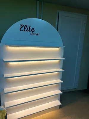 ستاند عرض خشبي بإضاءة LED