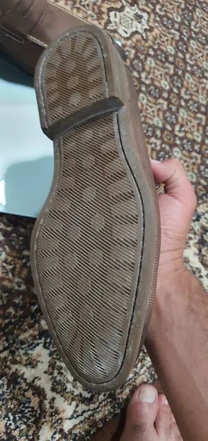هذا الحذاء هو حذاء لوفر رجالي (Penny Loafer) باللون البني من علامة Sandro Moscoloni، ويتميز بسطح جلد