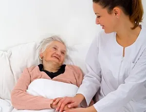 خدمات رعاية كبار السن والتمريض المنزلي