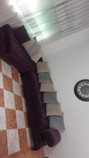كنب ثقيل ومرتب وطاولة تلفزيون فخمة