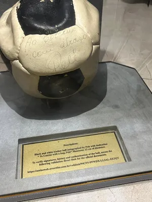 كرةً موقعة من لعاب الكرة المشهور بليه A soccer ball signed by the famous player Pelé.