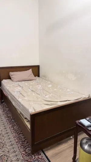 سرير خشب طبيعي متين للبيع (بدون المرتبة)