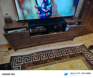 طاولة تلفزيون وديكور شبه جديدة مع رف
