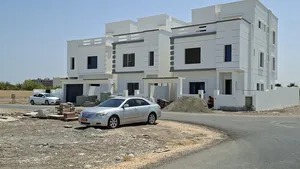 فلل للبيع في الخوض الأولى قبل دوار الجامعة متجهاً الى الجامعة بدون العمولات ( يمين)