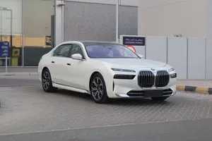 BMW 735i 2026 GCC full options panoramic roof original paint Accident free 11000 km only خليجي وكاله