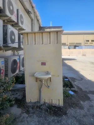 للبيع – حمام فايير جلاس بحالة جيدة مع مغسلة خارجية FOR SALE – Fiberglass bathroom