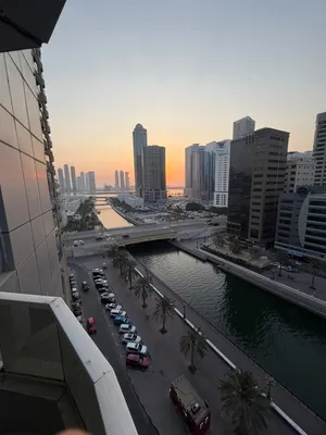 للبيع ثلاث غرف وصاله مع ستور وموقف سياره وسند ملكيه الشقه خاليه وجاهزه للسكن الفوري إطلاله كامله