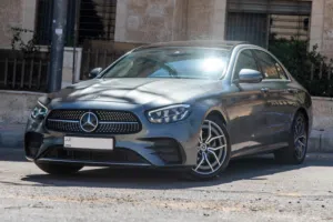 Mercedes E200 2022 Mi Gasoline Amg kit   السيارة بحالة الوكالة و قطعت مسافة 58,000 كم فقط