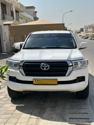 Used 2018 Toyota Land Cruiser GXR SUV with GCC Specs and Advanced Features URGENT SALE.