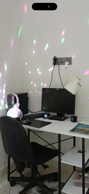 حاسبه مع شاشه وكمبيوتر و مكبر صوت وماوس