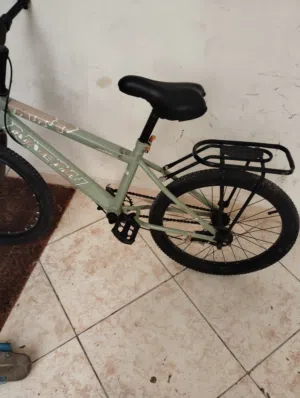 سيكل مستعمل للبيع قابل للتفاوض استعمال 2اسبوعين فقط توصلي للمناطق القيربه حجم 20 مناسب لعمر 8 و اقل.