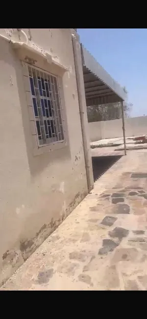 بيت للبيع موقعه مطل ع الوادي وفي مساحه خلف البيت وشارع قار والحوش انتر لوك وسراميك امام المطبخ وحجر