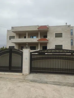 بيت مستقل 4 غرف نوم ماستر روم 4 واجهات حجر بلكونات صالات كراج خزان ماء تدفئه سور حديقه عزل اطلاله ح
