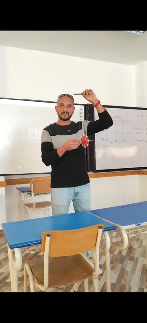مدرس فيزياء وعلوم عربي ولغات Physics and science teacher