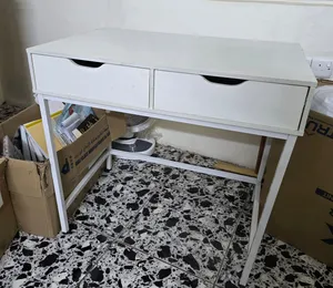 للبيع مكتب أبيض بجرارتين لطيف مياخذ مساحه بالغرفة يفيدكم ويفيد اطفالكم للقراءة او العمل