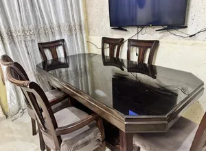 طاولة طعام بحالة ممتازه مع 7 كراسي