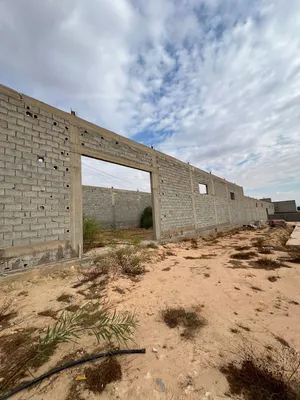 هناقر. لإيجار. مساحة كبيرة ماشاء الله قريب من جميع خدمات المحلات التجارية هناقر وقف علي الصقف فقط كل