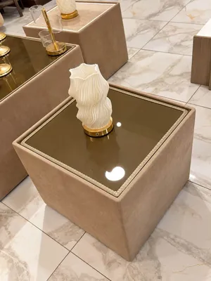 مجلس مع طاولات