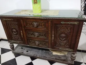 اربع كراسي حديد وطرابيزه ودولاب