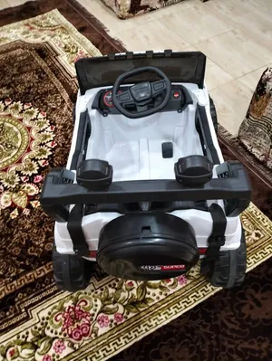 سيارة اطفال تتحمل وزن 50ك  ريموت تحكم طاره مالتى جيب  اللون ابيض  اضاءه  تتحمل وزن ما يقرب من 50 ك