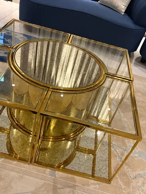 طاولة وسط مع اربع طاولات خدمه