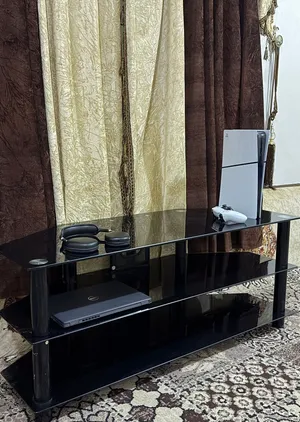 طاولة تلفزيون قزاز جميله ونظيفه بحاله ممتازه  clean glass TV stand and table in excellent condition.