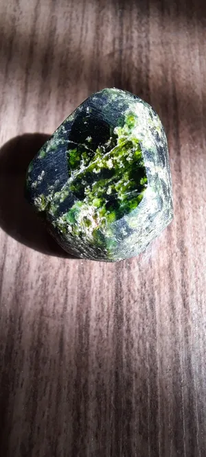 حجر گارنت أخضر طبيعي فاخر Green Garnet وزن 45.5 قيراط