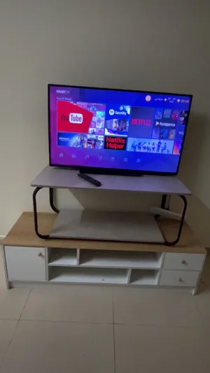 للبيع تلفزيون سمارت مع الملحقات