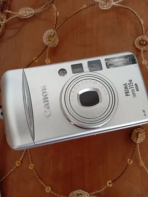 كاميرا فيلم قديمة كانون - Canon Prima Super 115u (Sure Shot 115u) بحالة ممتازة.
