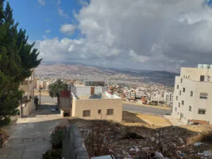 ارض للبيع في عمان ابو نصير قرب مسجد الهدى مرتفعه ومطلة واصلها جميع الخدمات بسعر مميز