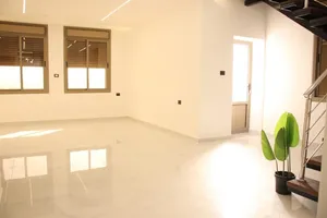 شقه تشطيبات وموقع مميز بمساحات واسعه 173م للبيع مدينة الشرق/مقابل محكمة الزرقاء احجز شقتك الآن
