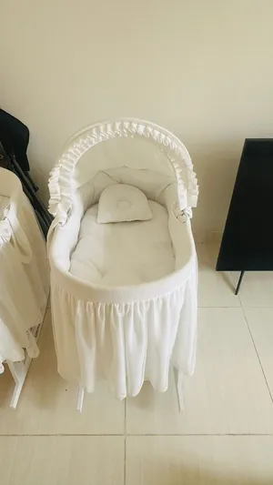 سرير لطفل نظيف وطبي ماركة معروفه