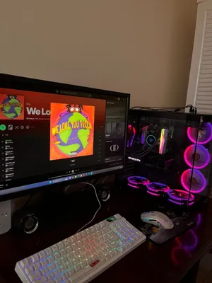 Pc - rtx 3060 - i5 10400 - SSD 1TB - HDD 1TB Extras: Glorious mouse and keyboard and an Ikon camer