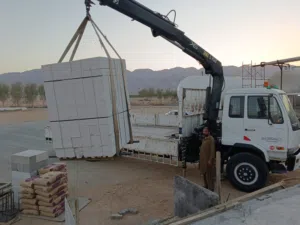 10 ton Hiab truck hiup available for rent. 10 طن شحنه مع رافعہ مع ونش للايجار